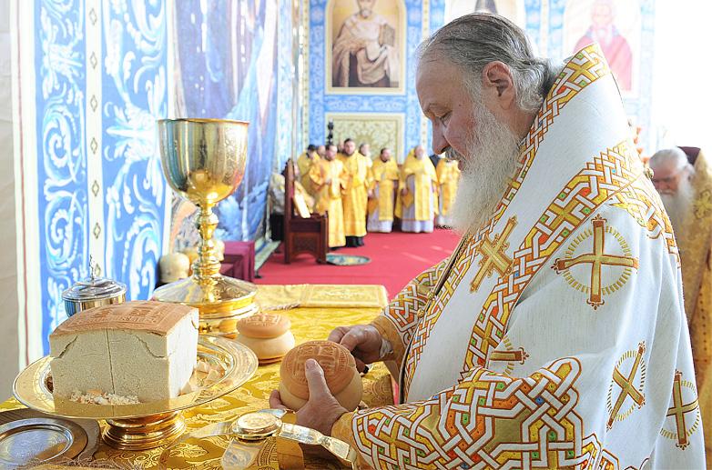 Священник с крестом